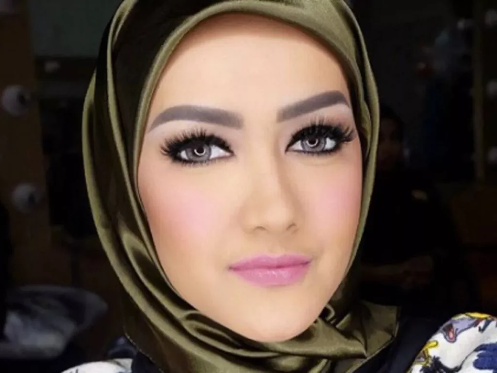 Bintang Indonesia Julia Perez meninggal dunia di usia 36 tahun setelah berjuang melawan kanker serviks