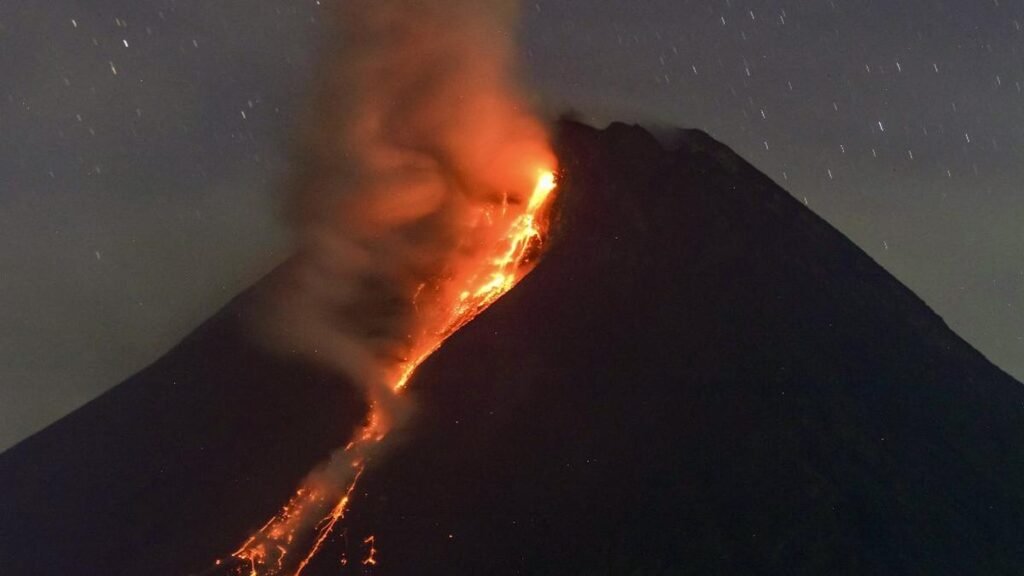 Gunung Merapi di Indonesia meletus dan memuntahkan lahar panas