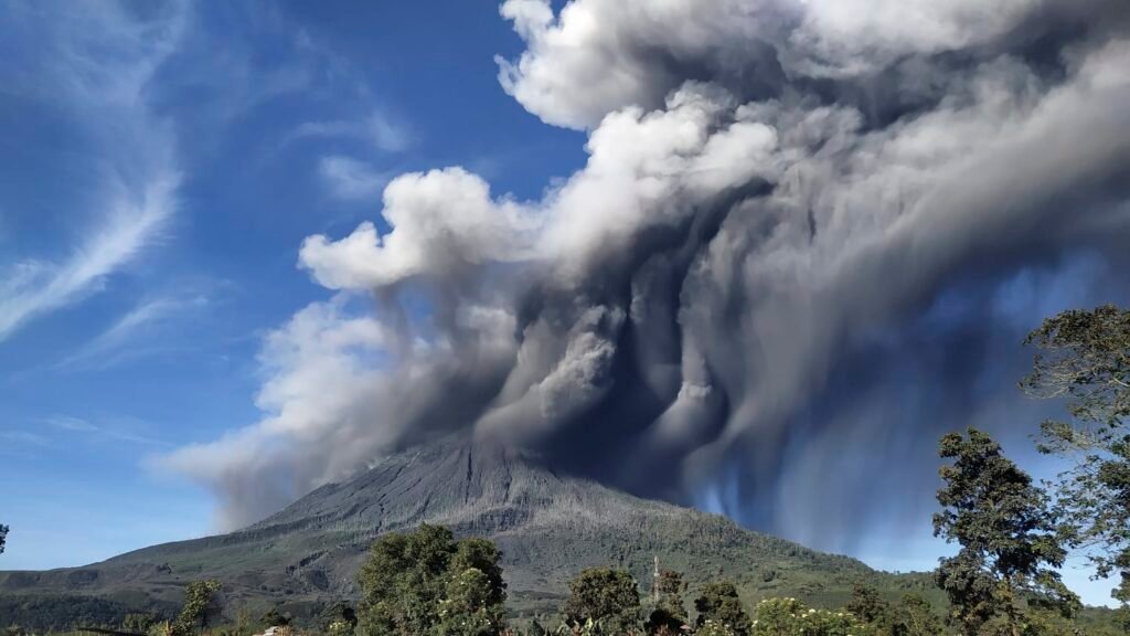 Gunung berapi Sinabung di Indonesia memuntahkan semburan abu panas baru