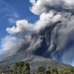 Gunung berapi Sinabung di Indonesia memuntahkan semburan abu panas baru