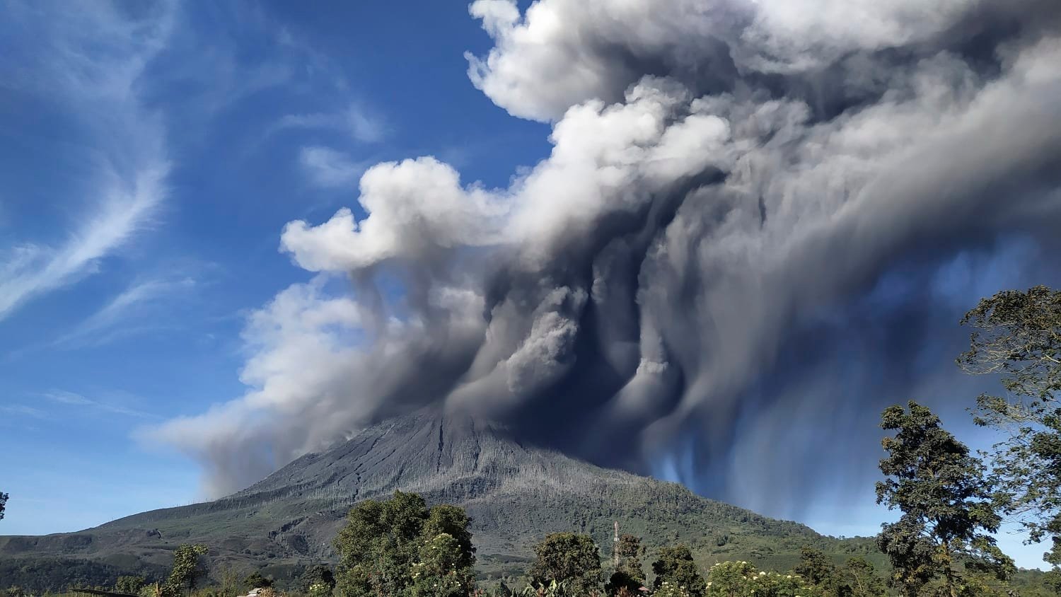 Gunung berapi Sinabung di Indonesia memuntahkan semburan abu panas baru