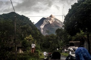 Gunung berapi di Indonesia meletus, memuntahkan abu panas sejauh tiga kilometer