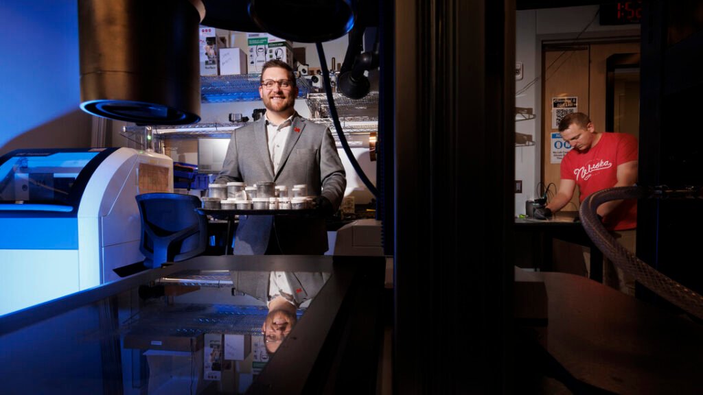 Insinyur Husker memajukan pekerjaan pada teknologi penyembuhan diri yang cerdas