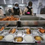 Lebih dari 14.000 dapur umum akan menyajikan makanan gratis di Indonesia bulan ini