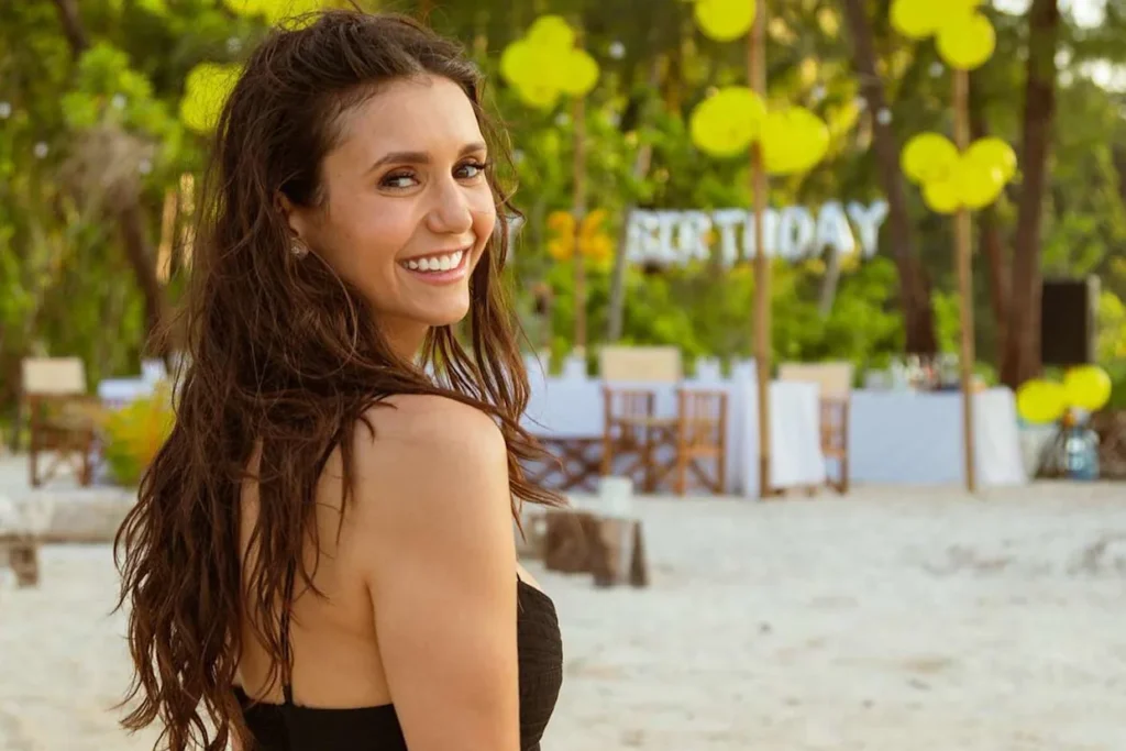Nina Dobrev Kembali ke Pantai Favorit di Indonesia untuk Berulang Tahun. Apa yang Dilihatnya Membuatnya 'Benar-Benar Terpana' (Eksklusif)