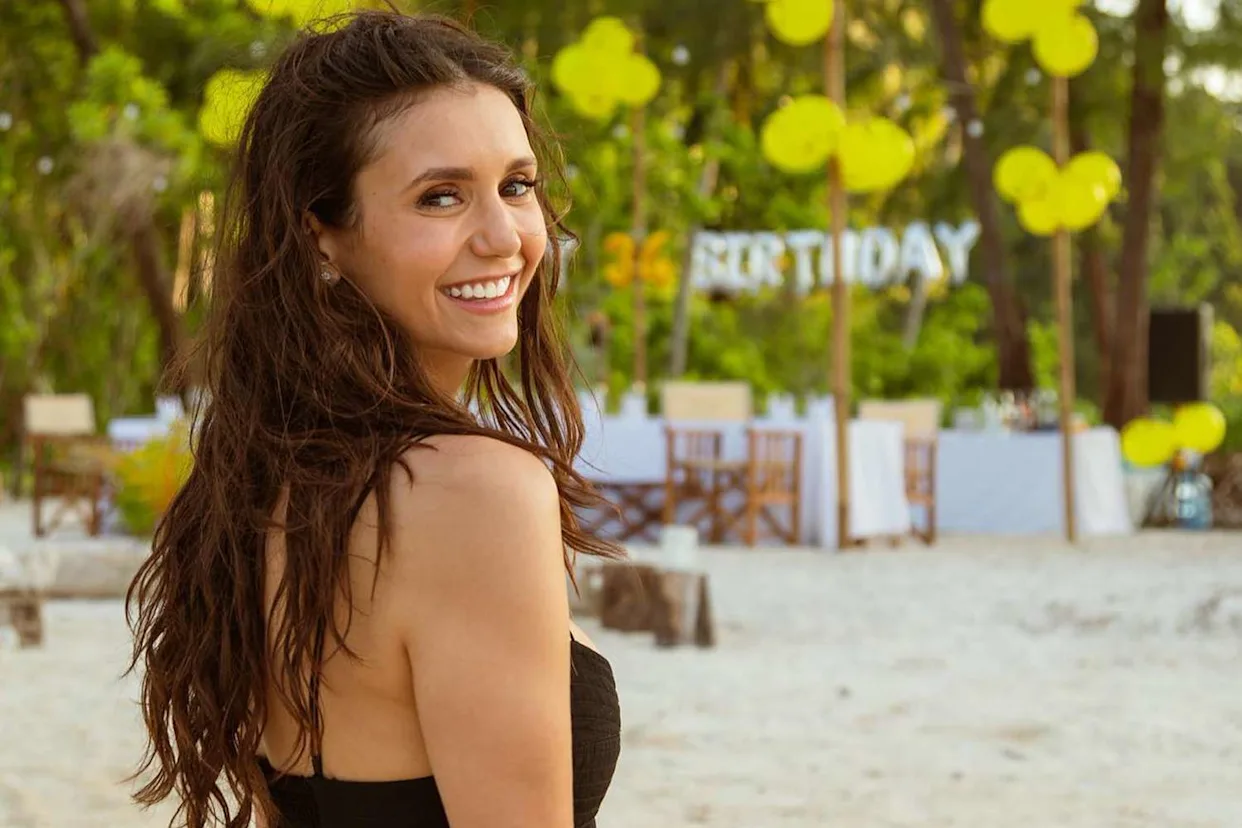 Nina Dobrev Kembali ke Pantai Favorit di Indonesia untuk Berulang Tahun. Apa yang Dilihatnya Membuatnya 'Benar-Benar Terpana' (Eksklusif)