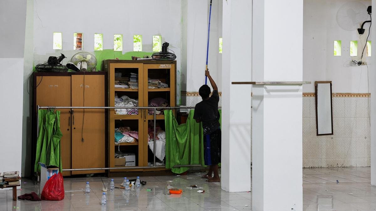 Polisi Indonesia menemukan kemungkinan adanya bahan peledak dalam ledakan di masjid di Jakarta