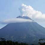 Ratusan orang dievakuasi saat Gunung Merapi memuntahkan awan panas