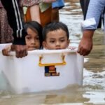 Berburu makanan dan air saat banjir di Indonesia, jumlah korban tewas meningkat menjadi 502 orang
