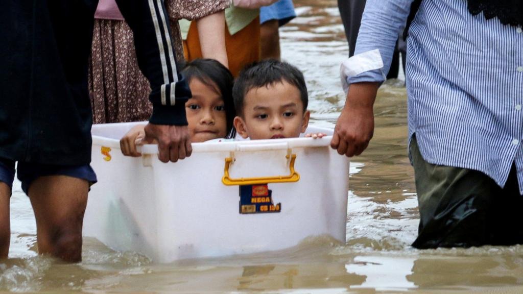 Berburu makanan dan air saat banjir di Indonesia, jumlah korban tewas meningkat menjadi 502 orang