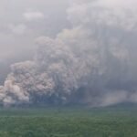 Hampir 1.000 orang dievakuasi saat gunung berapi di Indonesia yang meletus menyelimuti desa-desa dengan abu panas