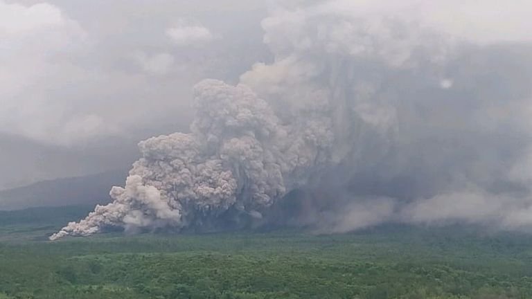 Hampir 1.000 orang dievakuasi saat gunung berapi di Indonesia yang meletus menyelimuti desa-desa dengan abu panas