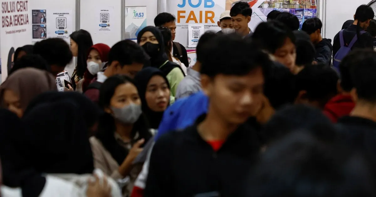 Indonesia memiliki 44 juta anak muda. Sulit sekali untuk mendapatkan pekerjaan bagi mereka