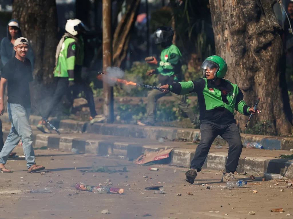 Presiden Indonesia mengatakan tunjangan anggota parlemen akan dipangkas setelah protes mematikan