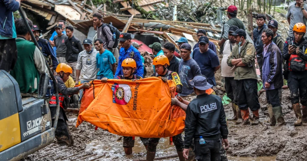 Banjir dan longsor di Indonesia menewaskan setidaknya 20 orang, dengan kekhawatiran bahwa korban lain akan ditemukan di antara puing-puing.