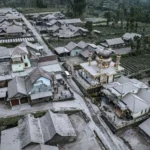 Foto-foto ini menunjukkan awan panas yang menutupi langit setelah gunung berapi paling aktif di Indonesia meletus.