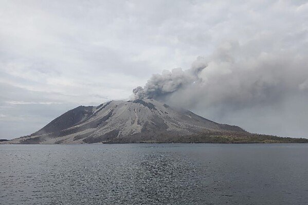 Gunung Ruang di Indonesia memuntahkan lebih banyak awan panas setelah letusan memaksa penutupan sekolah dan bandara.