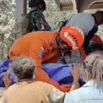 Gunung berapi Lewotobi Laki Laki di Flores meletus, membakar rumah-rumah dan menewaskan setidaknya 10 orang.