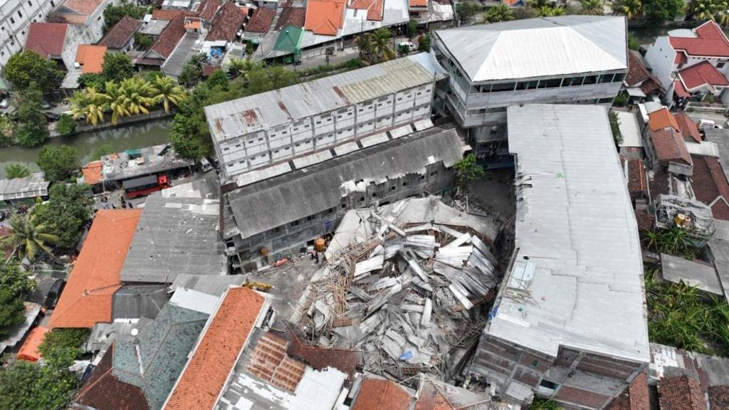 Indonesia Upaya penyelamatan puluhan orang yang masih terjebak saat sekolah asrama runtuh menewaskan tiga orang