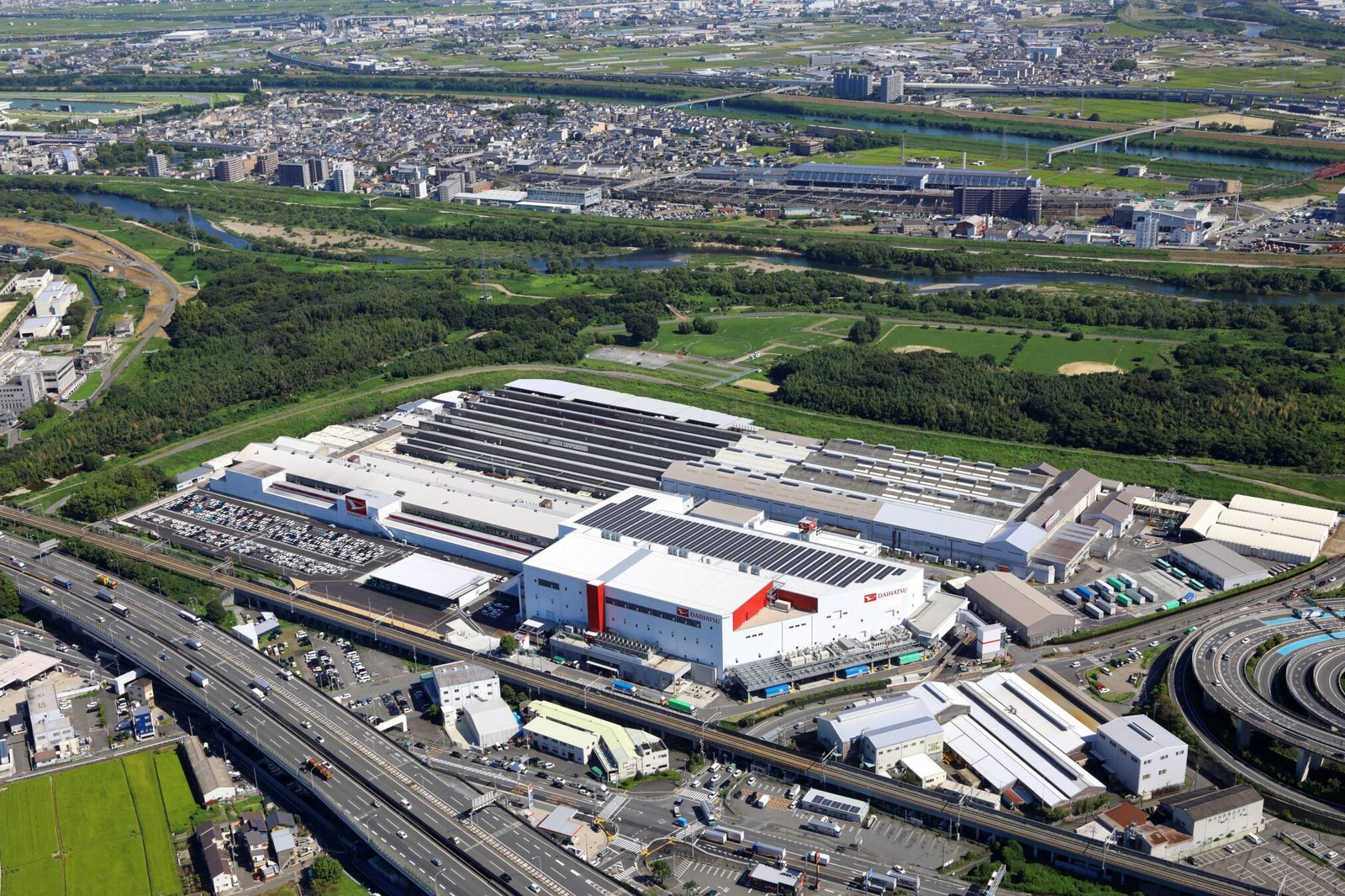 Jurnalis Indonesia melakukan kunjungan ke pabrik Daihatsu di Jepang.