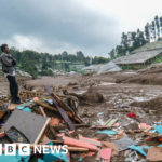 Longsor di Jawa Barat, Indonesia, menewaskan tujuh orang dan puluhan lainnya hilang.