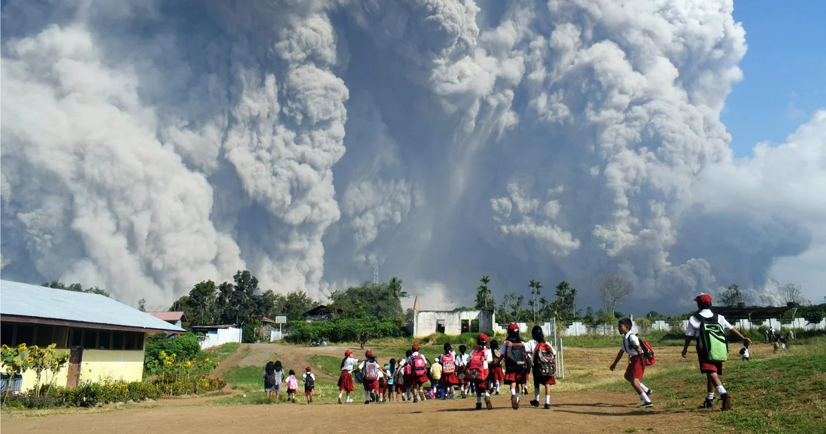Maskapai penerbangan dalam status "peringatan merah" karena letusan gunung berapi yang memuntahkan abu panas ke langit.