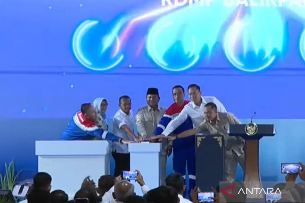 Prabowo meresmikan kilang minyak terbesar di Indonesia di Balikpapan.