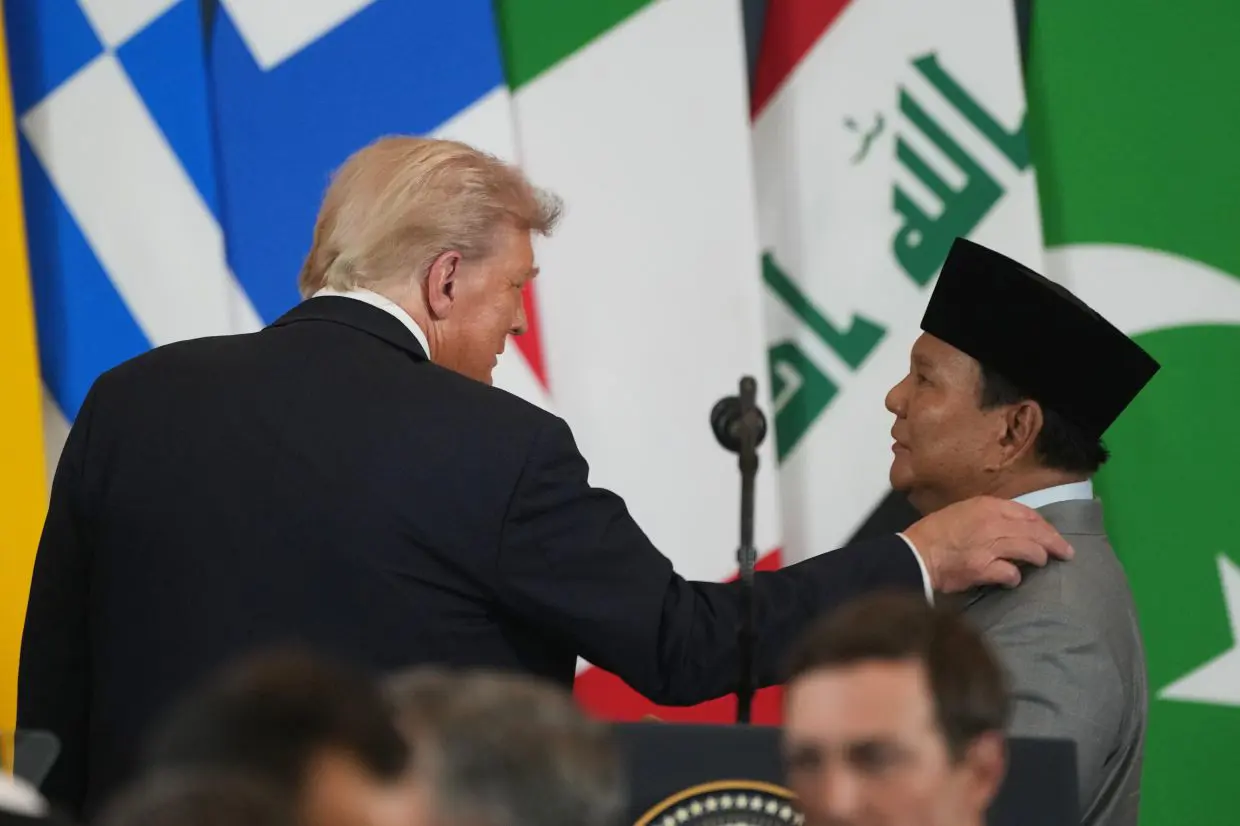 Presiden Indonesia meminta Trump untuk bertemu dengan putranya, Eric, dalam momen 'hot mic'.