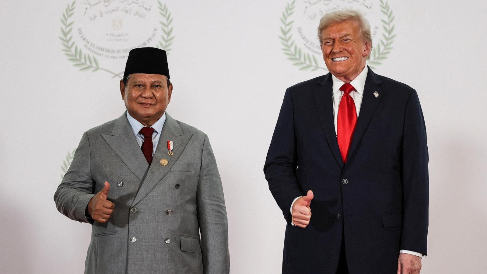 Trump terdengar secara tidak sengaja melalui mikrofon yang tidak sengaja aktif, tampaknya sedang membicarakan urusan bisnis dengan pemimpin Indonesia.