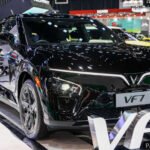 VinFast VF7 akan debut di Indonesia pada pameran Gaikindo 2025 – SUV listrik segmen C dengan tenaga hingga 354 PS dan jangkauan hingga 496 km.