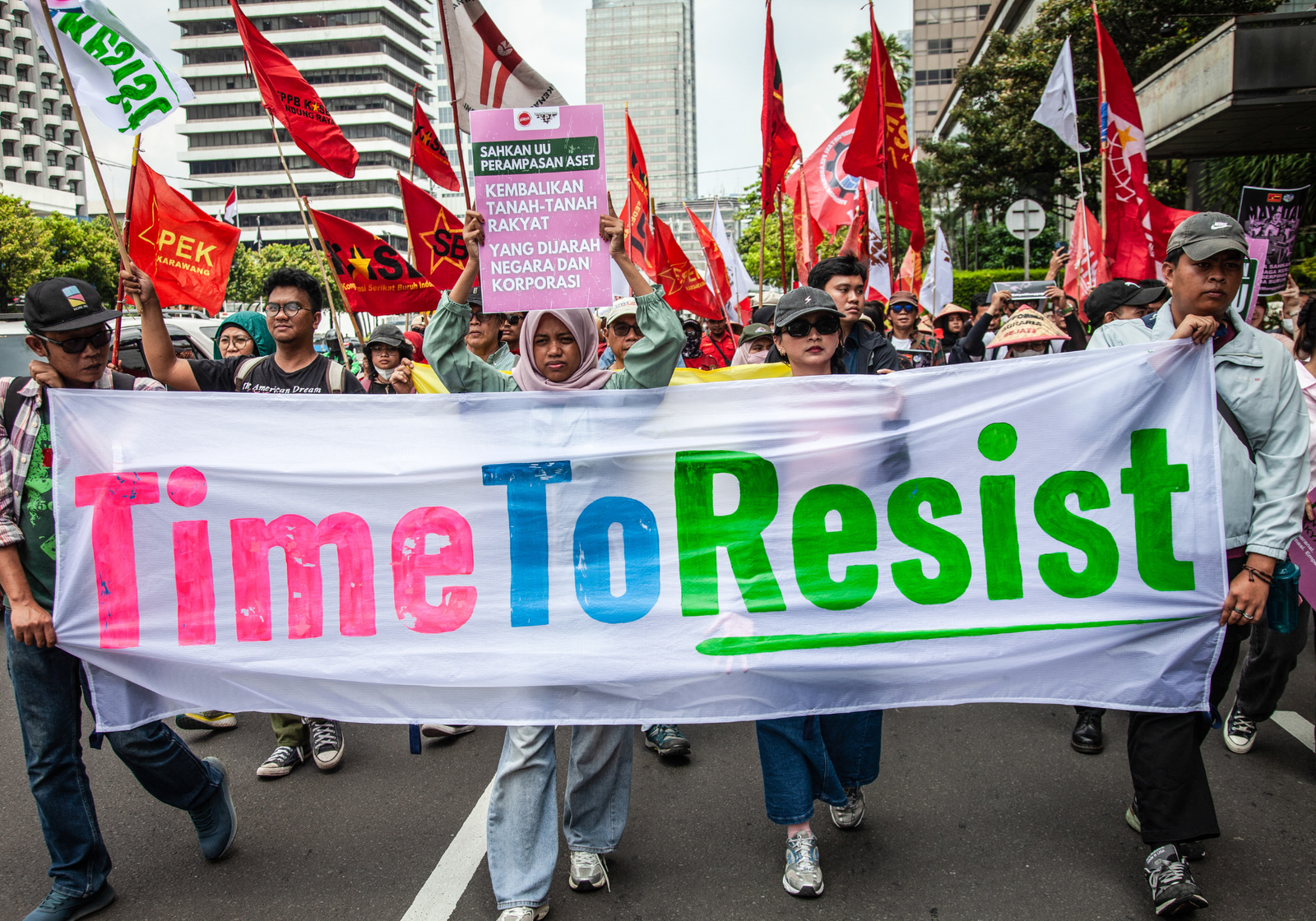 Aksi protes hak pekerja menyoroti risiko perbudakan modern bagi masyarakat di Indonesia.