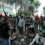 Demonstrasi Meluas di Seluruh Indonesia Setelah Bentrokan Mematikan dengan Polisi
