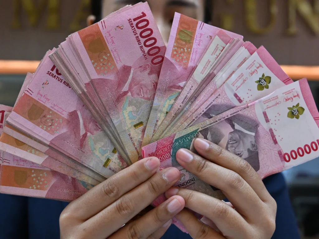 Mengapa pelemahan rupiah Indonesia menjadi peringatan serius bagi perekonomiannya yang bernilai $1,4 triliun.