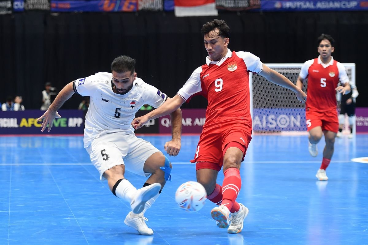 Souto dari Indonesia dan Carlos dari Irak menikmati pertarungan kecerdasan.