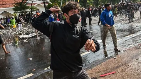 Tiga orang tewas setelah protes atas kematian sopir taksi di Indonesia.