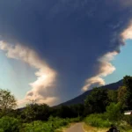 Gunung Lewotobi Laki Laki di Indonesia meletus, memuntahkan abu panas membara hingga ketinggian 11 mil dan menyebabkan pembatalan penerbangan