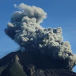 Gunung Sinabung di Indonesia kembali memuntahkan semburan abu panas
