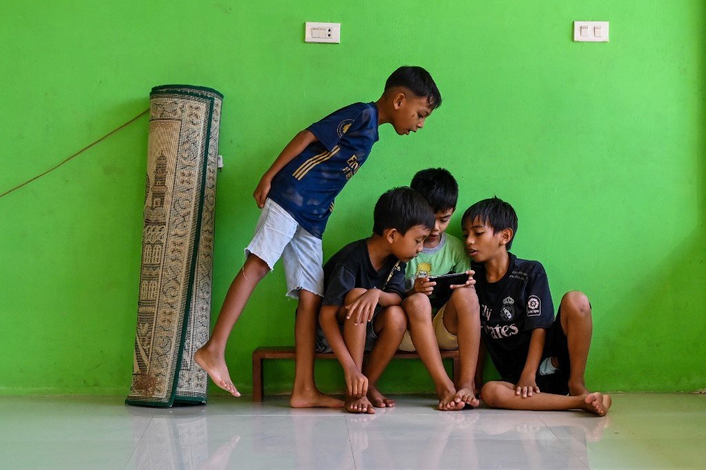 Indonesia akan mulai melarang penggunaan media sosial bagi anak-anak di bawah usia 16 tahun mulai bulan ini.