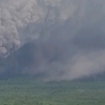 Letusan gunung berapi di Gunung Semeru, Indonesia, memuntahkan abu setinggi lebih dari 6.500 kaki ke langit, yang mengancam lalu lintas udara