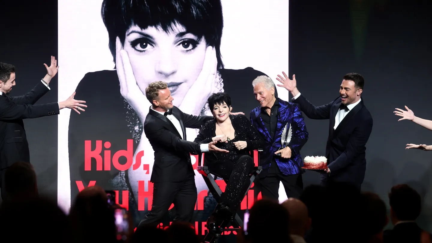 Liza Minnelli Tampil Secara Mendadak di Penghargaan Media GLAAD: “Kamu Membuatku Sangat Bangga”