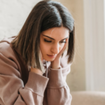 Momen paling sepi dalam hidupku sebagai orang dewasa bukanlah saat aku sendirian—melainkan saat duduk di sebuah ruangan yang penuh dengan orang-orang yang mengenal namaku tapi tak memahami pikiranku, dan menyadari bahwa selama ini aku telah menyembunyikan sisi diriku yang sebenarnya