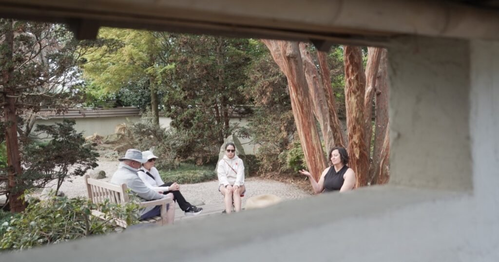 Orang-orang 'berendam' di alam untuk melepaskan diri sejenak dari hiruk-pikuk berita