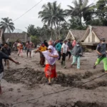 Warga yang tinggal di sekitar gunung berapi di Indonesia bersiap menghadapi kehancuran