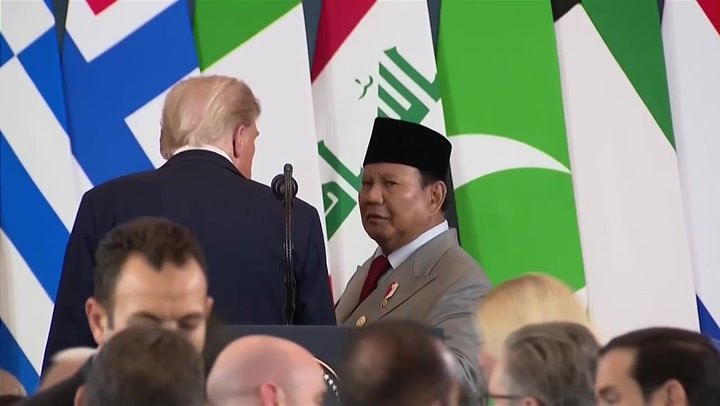“Aku akan minta Eric yang menelepon”: Insiden mikrofon yang tidak sengaja menyala saat Trump bersama Presiden Indonesia memunculkan pertanyaan mengenai kesepakatan bisnis sampingan