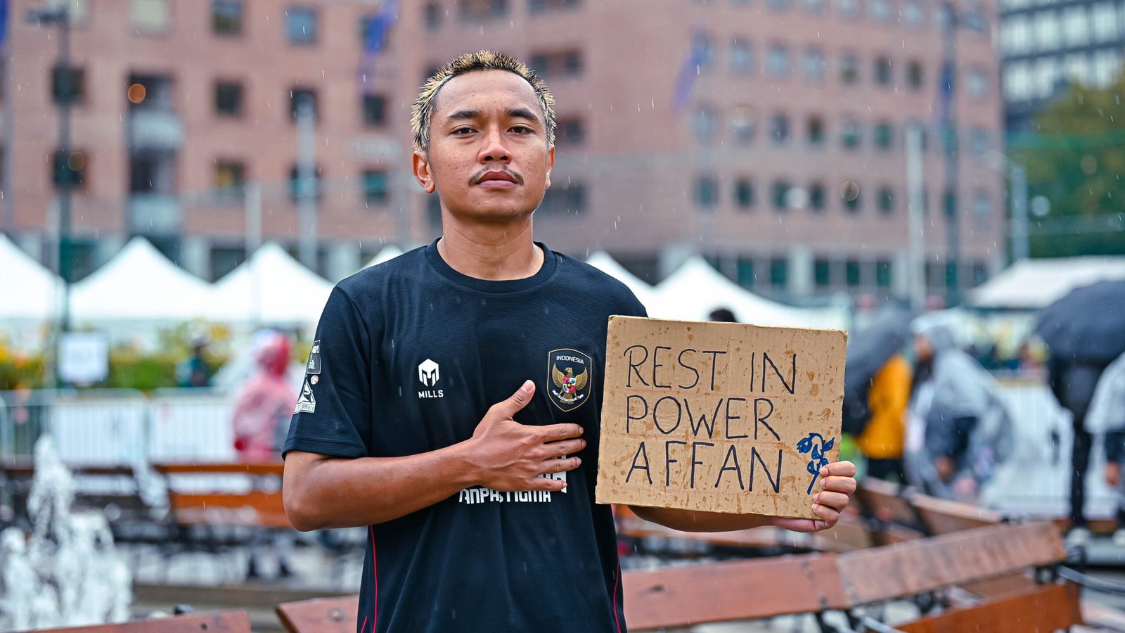 Bermain demi kemanusiaan: Olahraga untuk pembangunan, kekerasan negara, dan pelajaran dari Indonesia