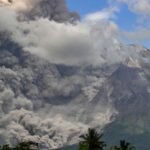 Gunung Merapi di Indonesia meletus, memuntahkan awan panas
