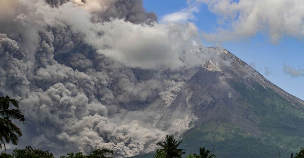 Gunung Merapi di Indonesia meletus, memuntahkan awan panas