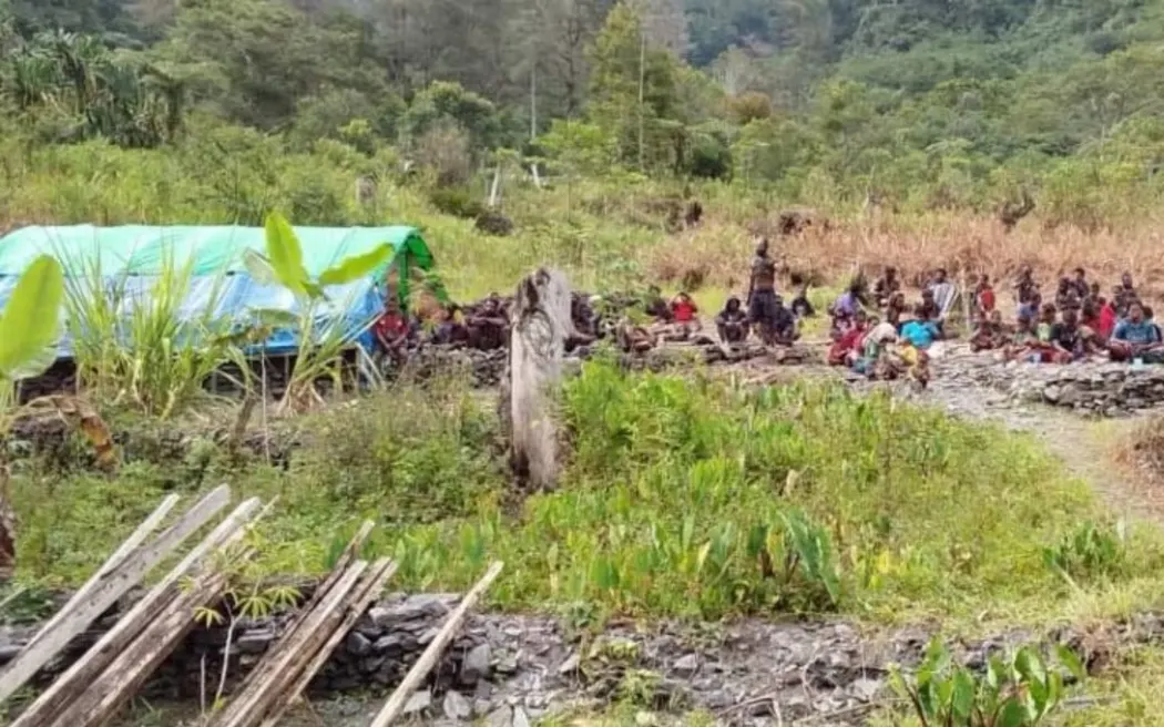 Kebingungan seputar ledakan di Papua Barat dan klaim pengungsian, sementara insiden penembakan terhadap pilot telah dikonfirmasi