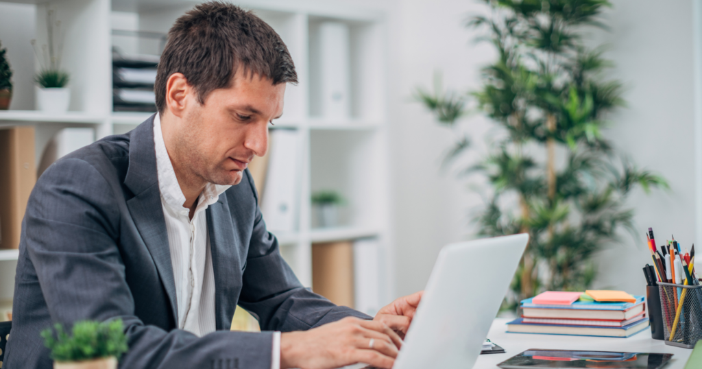Menurut psikologi, orang yang selalu sibuk bukanlah orang yang lebih ambisius daripada mereka yang tidak—mereka sering kali sedang melarikan diri dari sisi diri mereka yang belum mereka berani hadapi