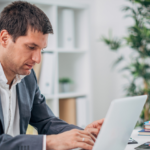 Menurut psikologi, orang yang selalu sibuk bukanlah orang yang lebih ambisius daripada mereka yang tidak—mereka sering kali sedang melarikan diri dari sisi diri mereka yang belum mereka berani hadapi